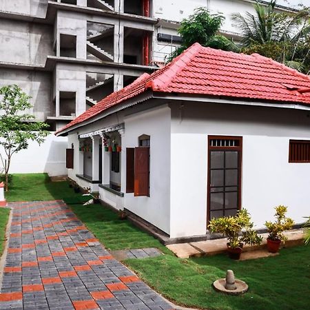 Bobbys Corner Apartment Alappuzha Bagian luar foto