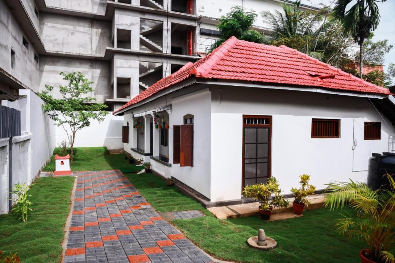 Bobbys Corner Apartment Alappuzha Bagian luar foto