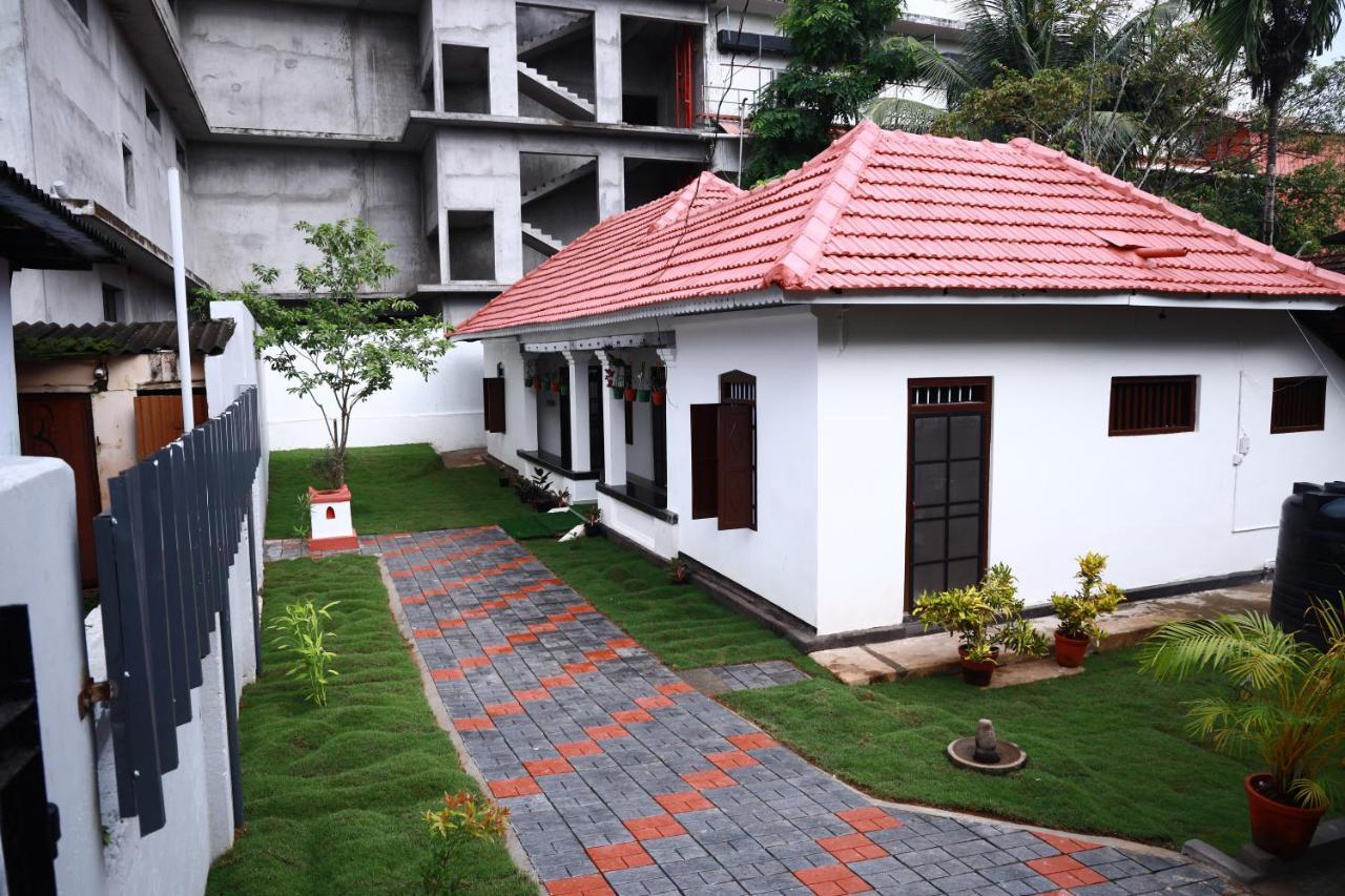 Bobbys Corner Apartment Alappuzha Bagian luar foto